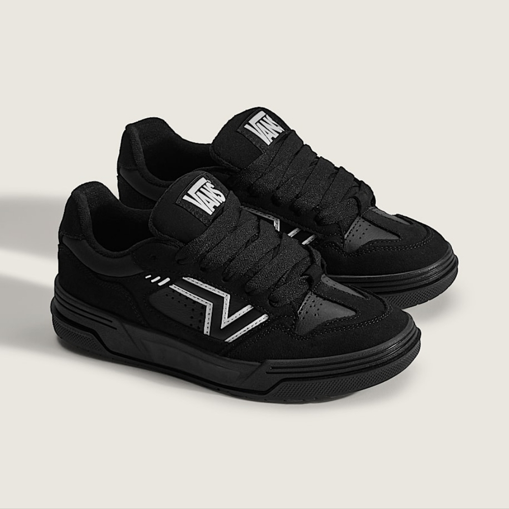 NIB Vans Upland Men's Black Sneakers Size 8.0 Black and White